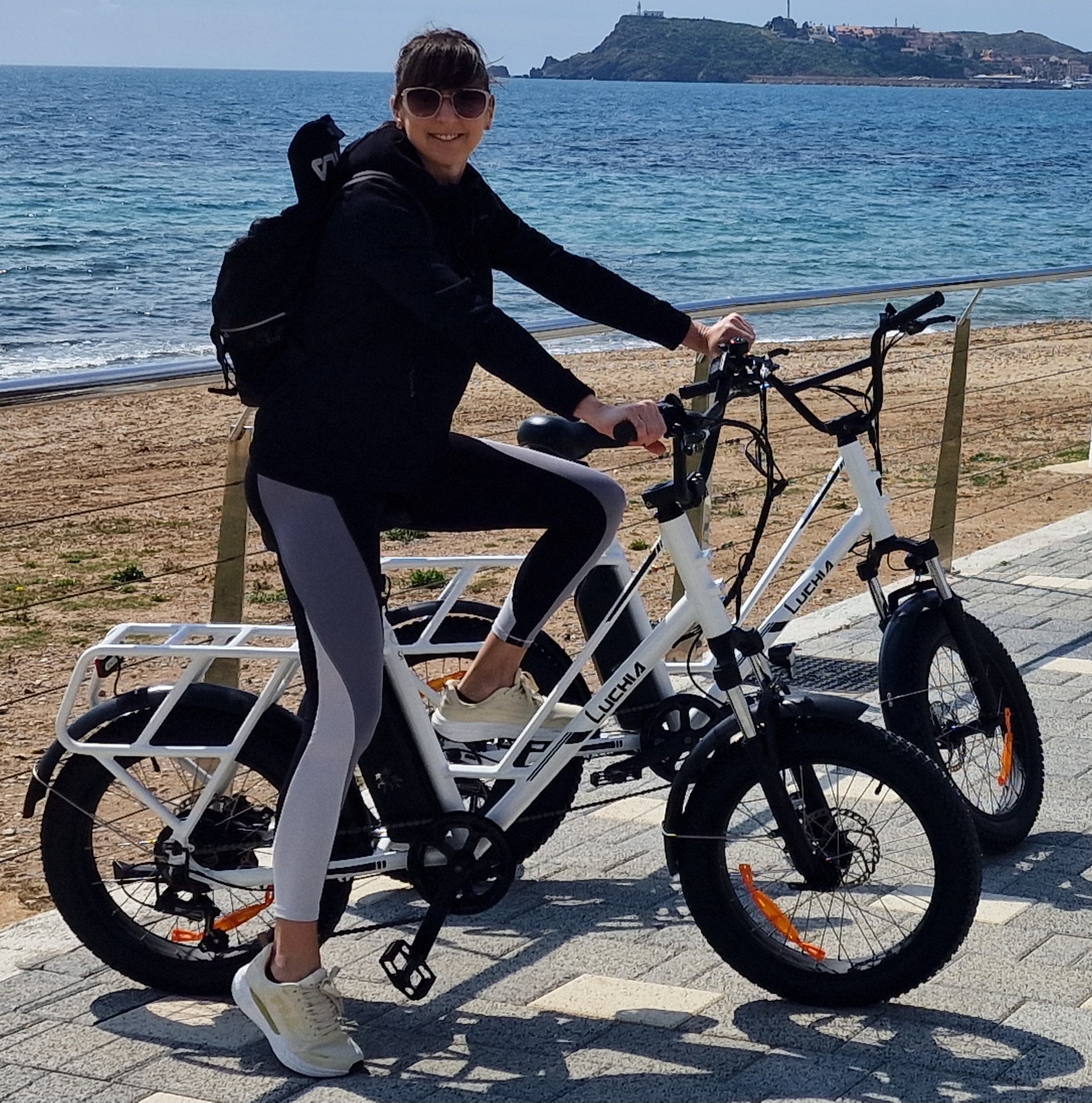 Marijose disfrutando de una eBike Simply eBikes junto al mar en Puerto de Mazarrón